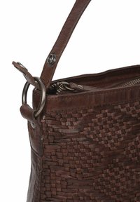 Bolso de cuero marrón con textura trenzada y acentos de metal. Presenta un cierre con cremallera y una sola correa ajustable.