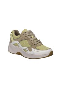 Sneakers z połączeniem żółtej siateczki i beżowego zamszu, z białą syntetyczną osłoną palców, beżową podeszwą środkową i teksturowaną gumową podeszwą.