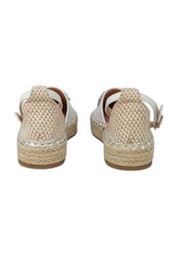Sandali in tessuto intrecciato beige e bianco, con suola in juta intrecciata, cinturino regolabile e dettagli texturizzati sul retro.