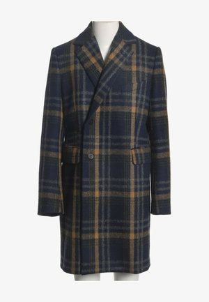 Manteau en laine à carreaux bleu foncé et marron avec revers crantés, deux boutons sur le devant, poches à rabat et manches longues sur un mannequin.