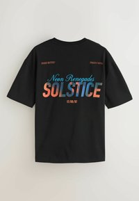 Sort T-shirt med korte ærmer med teksten "Neon Renegades SOLSTICE 17/09/97" i blå og orange gradient, samt små tekster "Gratis Entré" og "Fra kl. 22".