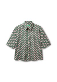Camicia a maniche corte con base verde e motivo floreale rosa ripetuto, dotata di colletto classico e bottoni bianchi davanti.