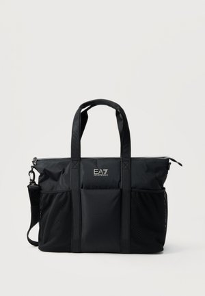 Μαύρη τσάντα tote EA7 Emporio Armani με διπλές λαβές, κλείσιμο με φερμουάρ, εμπρόσθια τσέπη, δύο πλευρικές τσέπες από δίχτυ και αφαιρούμενο ιμάντα ώμου.