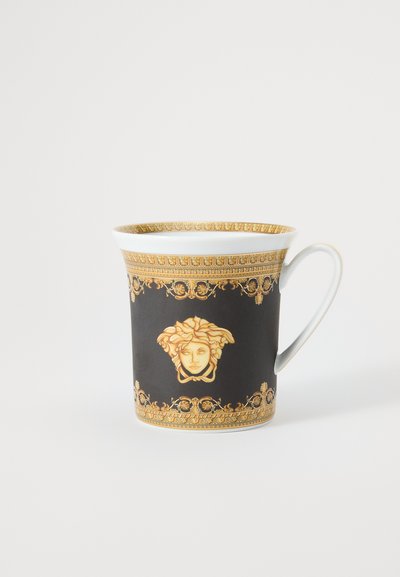 Κεραμική κούπα με μαύρο φόντο, χρυσές λεπτομέρειες, με έμβλημα της Μέδουσας. Ομαλή υφή και κυρτή λαβή για εύκολο κράτημα.