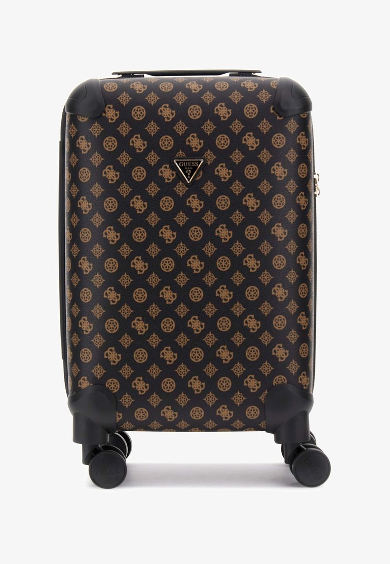 Maleta rígida negra con patrón de monograma marrón, cuatro ruedas y un asa superior. Presenta un logo triangular y esquinas redondeadas.