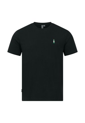Czarny t-shirt z krótkim rękawem i okrągłym dekoltem, z małym, zielonym haftowanym logo butelki na lewej piersi.