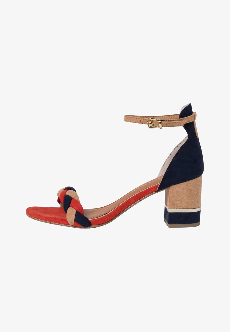 Sandal à talon bloc avec une sangle tressée multicolore en suède rouge, bleu marine et beige, dotée d'une sangle de cheville beige et d'un talon bloc contrasté.