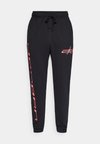 CROSSOVER GRAPHIC FLEECE PANT - Παντελόνι φόρμας - black/infrared/white