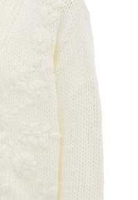 Cardigan di maglia color crema con ricami floreali a rilievo, lavorazione spessa e design a V, dal aspetto accogliente.