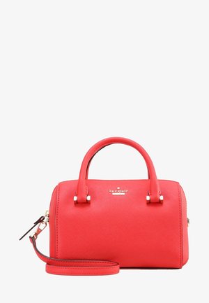Sac à main rouge Kate Spade avec doubles poignées et bandoulière amovible, finition en cuir texturé et ferrures dorées.