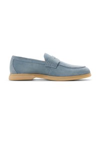 Mocasín de ante azul claro con suela de goma marrón y una tira cosida a lo largo de la parte superior, exhibido sobre un fondo blanco.