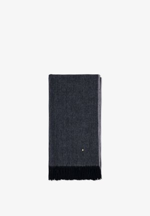 Dunkelgrauer gewobener Schal mit weicher Textur, ausgestattet mit Fransen an den Rändern und einem kleinen goldenen Akzent. Das Design ist schlicht und rechteckig.