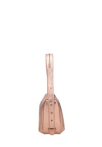 Borsa metallic rose gold con forma strutturata, base piatta e texture liscia. Presenta un manico lungo e piatto e cuciture decorative.
