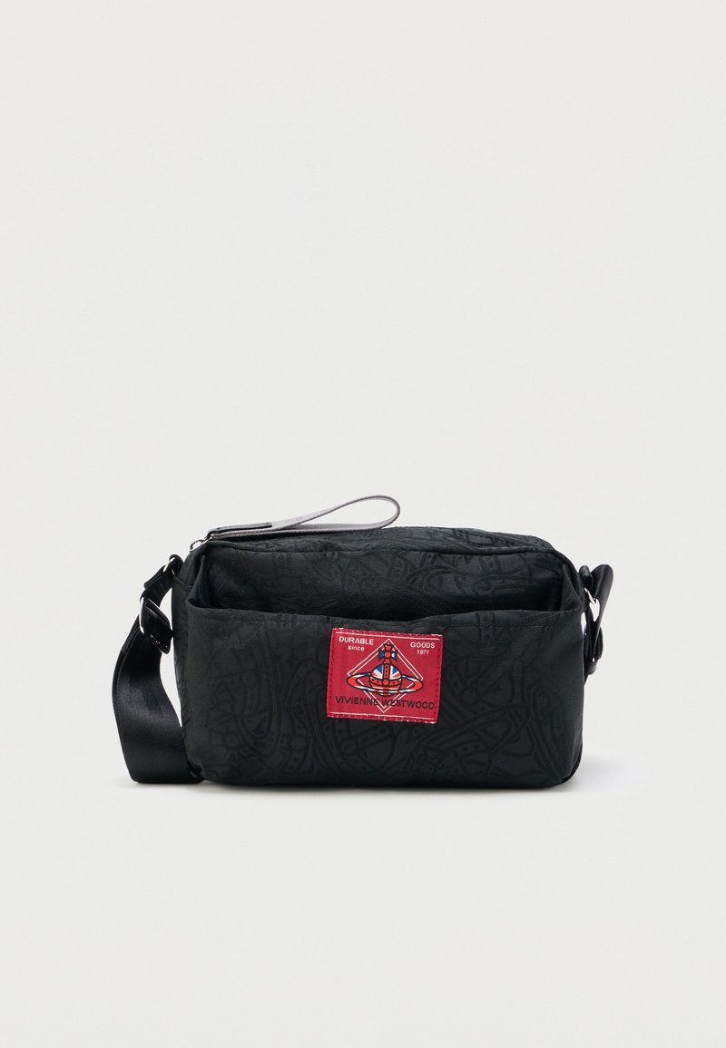 Μαύρο ορθογώνιο τσάντα crossbody με ρυθμιζόμενο λουράκι, διακριτικό σχέδιο και κόκκινο λογότυπο Vivienne Westwood στο εμπρόσθιο τσεπάκι.