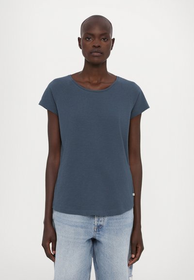 CLOSED RAGLAN - Βασικό μπλουζάκι - graphite blue