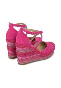Zapatos de cuña de ante rosa con correas entrelazadas y una plataforma de yute trenzado. Decorados con fibras multicolores texturizadas en el tacón.