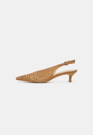 Chaussure slingback en daim tan à bout pointu avec tige perforée et petit talon kitten, dotée d'une bride réglable avec boucle.
