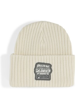 Crème ribgebreide beanie met een omgeslagen rand, met een zwart en grijs geborduurd patch met "PARK SQUAD PUMA" op de voorkant.