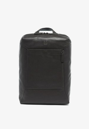 Sac à dos en cuir noir avec poignée supérieure, poche frontale zippée à droite, et petit logo centré près du haut.