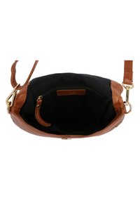 Borsa a mano in pelle marrone con interno in tessuto nero, dotata di una tasca con zip e di una tracolla rimovibile. Forma rotonda con una superficie liscia.