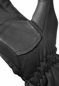 Schwarze Handschuhe mit einer Lederhandfläche und einem Stoffrücken. Zu den Merkmalen gehören genähte Akzente, eine strukturierte Oberfläche und eine enge Passform am Handgelenk.