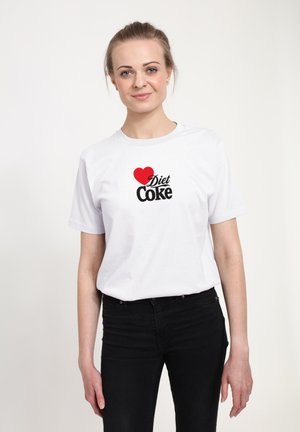 Bílý bavlněný tričko s červeným srdcem a černým nápisem "Diet Coke" na přední straně. Krátké rukávy, kulatý výstřih.