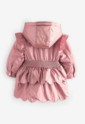 Veste rembourrée rose avec une capuche, présentant des bords festonnés, un bas en scallop, une taille smockée et un texte en relief au dos. Texture lisse et brillante.