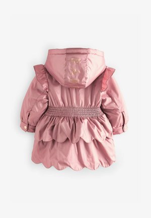 Rožna pufasta jakna s kapuco, z naboranimi robovi, valovitim dnom, smockanim pasom in reliefnim besedilom na hrbtni strani. Gladka, sijoča tekstura.
