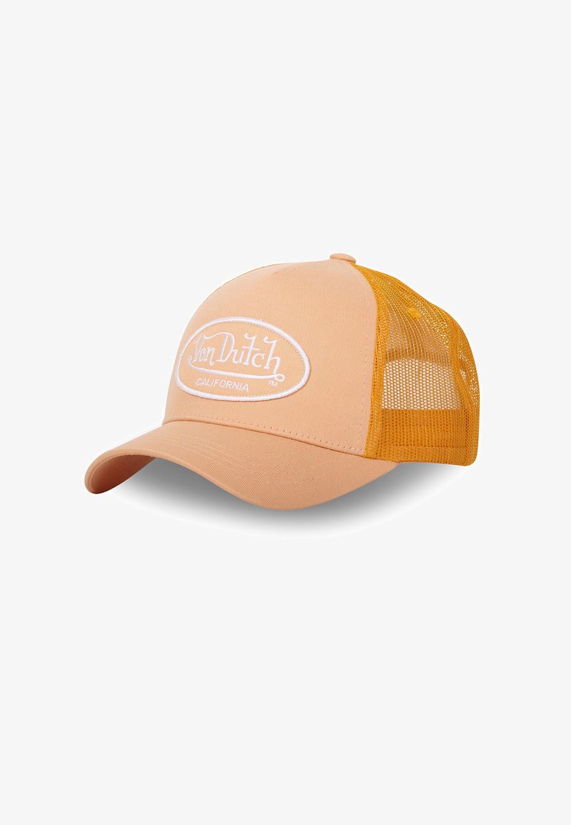 Gorra de béisbol melocotón con visera curvada, paneles de malla naranjas y logo blanco "Von Dutch California" bordado en la parte frontal.