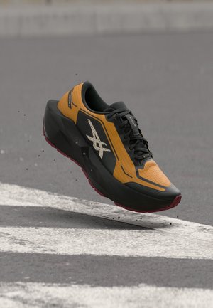 ASICS, NOVABLAST 6 GTX - Обувки за бягане по асфалт - sandstorm/black