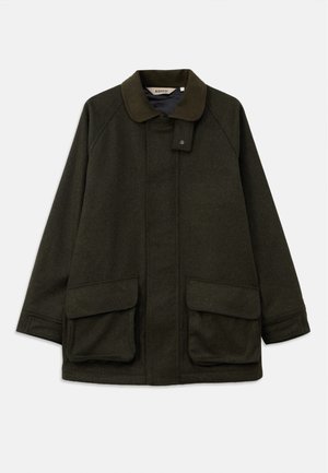 Abrigo de lana verde oscuro con cuello tipo solapa, dos bolsillos delanteros y cierre de botones. Presenta un corte holgado y una textura suave.