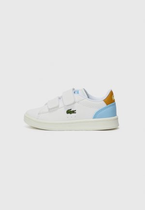 Baskets blanches avec des accents bleus et oranges, dotées d'une fermeture à bande Velcro, d'une semelle en caoutchouc et d'un logo de crocodile vert sur le côté.
