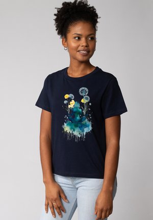 Marineblaue Baumwoll-T-Shirt mit einem Aquarelldruck von Blumen und Silhouetten-Design, mit kurzen Ärmeln und lockerem Schnitt.