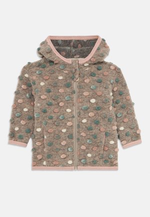 Kapuzenshirt für Kleinkinder aus fuzzy braunem Stoff mit erhabenen rosa, grünen und weißen Polka-Dots sowie rosa Besatz an den Säumen und am Kragen.