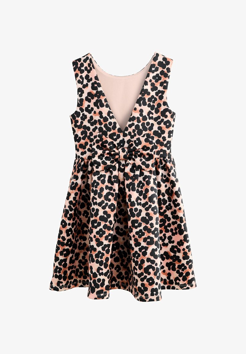 Robe imprimée léopard en rose et noir, avec un décolleté en V profond, sans manches, et un nœud à la taille avec une jupe évasée.