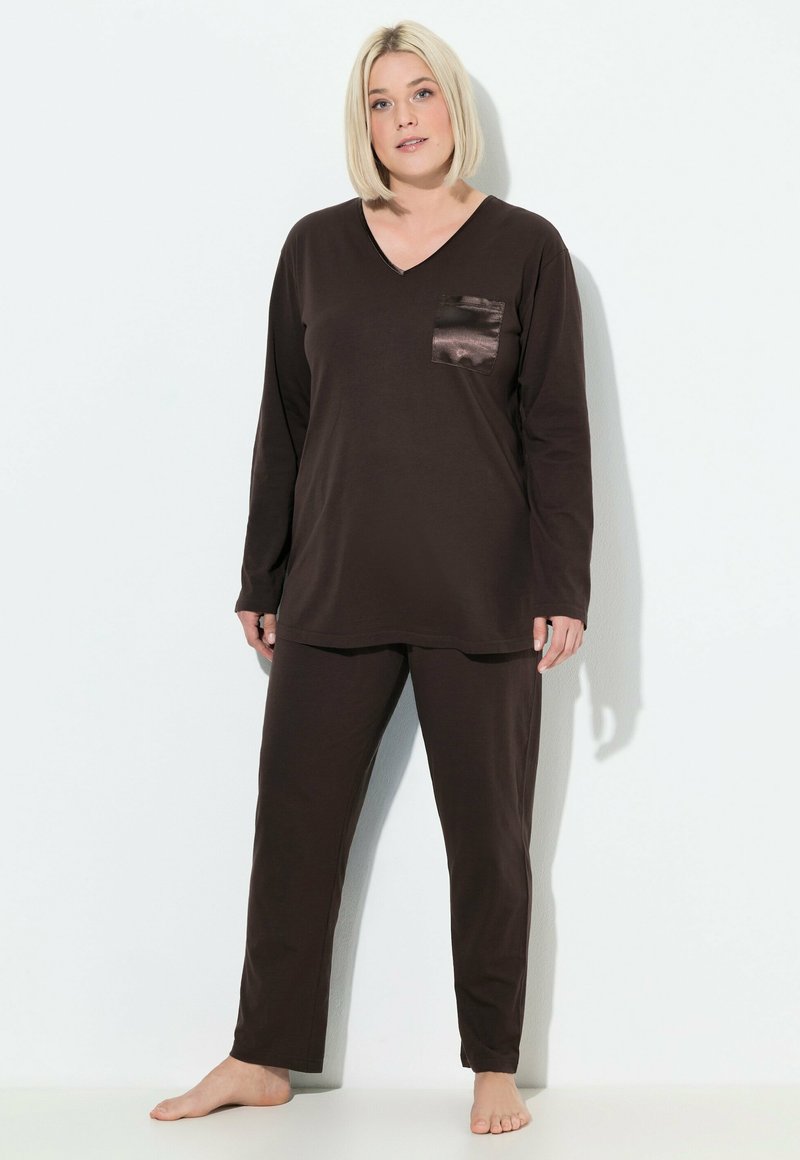 Set di pigiama lungo marrone con maniche lunghe, composto da una maglietta a V con taschino in raso e pantaloni abbinati. Il tessuto sembra morbido con una texture liscia.