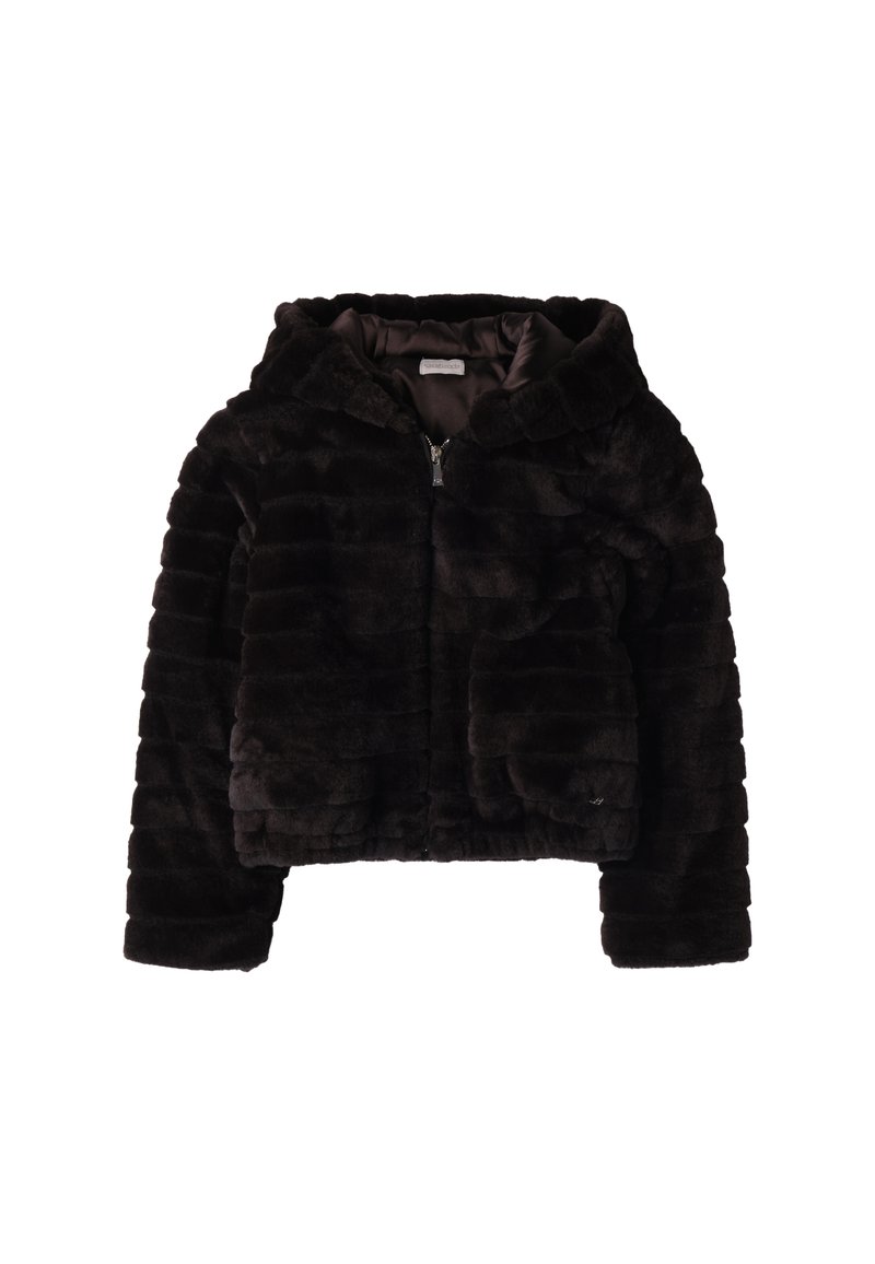 Giacca corta in pelliccia sintetica nera con cappuccio, maniche lunghe e chiusura frontale con zip, presentata su uno sfondo bianco.