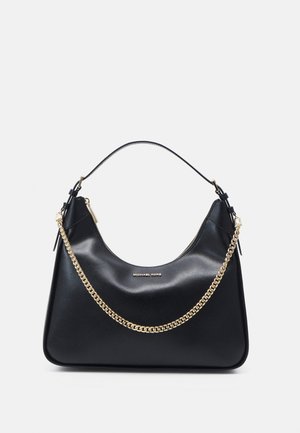 Czarna skórzana torebka z złotym łańcuszkiem i zamkiem błyskawicznym, krótkim skórzanym uchwytem oraz logo „Michael Kors” na środku z przodu.