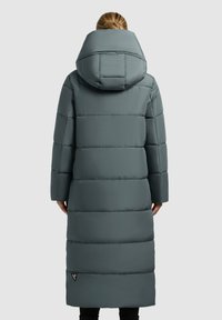 Cappotto lungo imbottito in un verde tenue, con cappuccio, maniche lunghe e un design a cuciture orizzontali. Etichetta del logo ben visibile all'orlo.