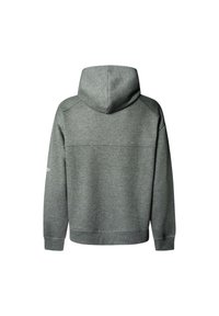 Felpa grigia con una texture liscia, cappuccio e polsini a costine. Presenta dettagli di cucitura sul retro e un logo sulla manica sinistra.