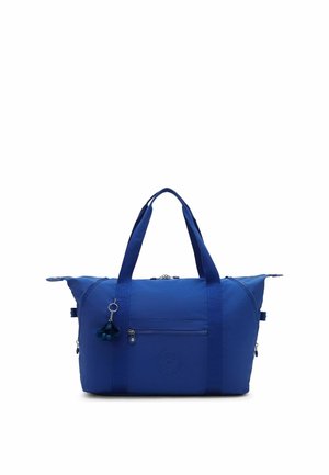 Blaue Nylon-Duffel-Tasche mit zwei Griffen, vorderer Reißverschlusstasche, seitlichen Reißverschlüssen und einem kleinen Plüsch-Schlüsselanhänger in Griffnähe.