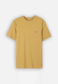 T-shirt en coton jaune moutarde avec un col rond et des manches courtes. Présente un petit logo "OXBOW" imprimé près de la poitrine.