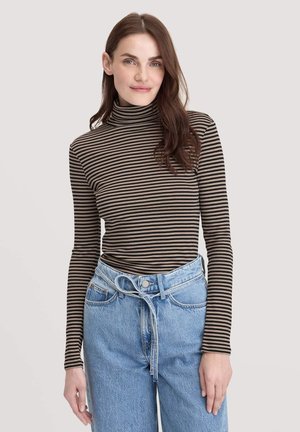 Gestreifter Rollkragenpullover in Dunkelbraun und Beige, kombiniert mit hellblauen, hochgeschnittenen Jeans mit gebundenem Gürtel und lockerer Passform.