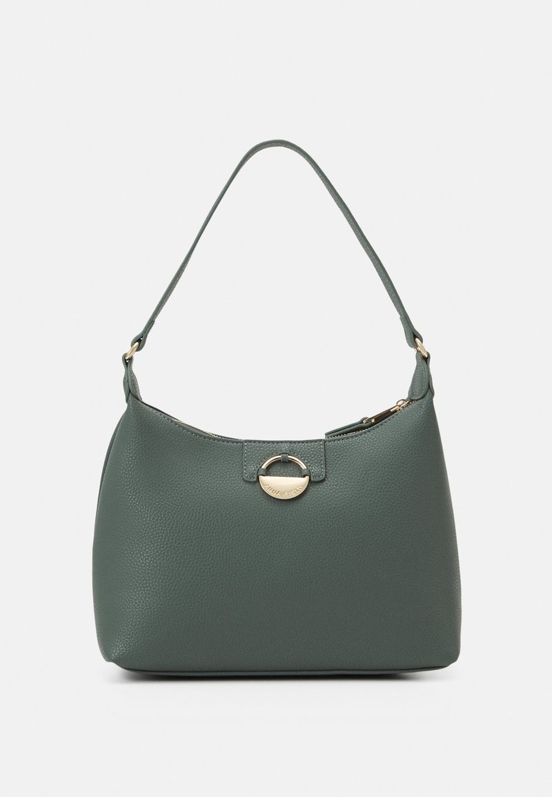 Sac à bandoulière en cuir vert foncé texturé avec une seule sangle et une fermeture circulaire en métal doré à l'avant.