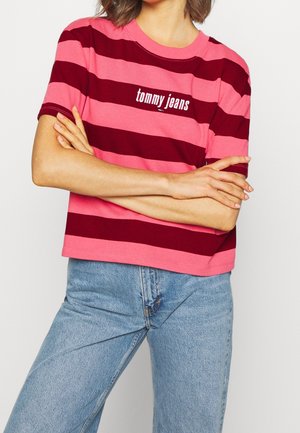 Roze en kastanjebruine gestreepte t-shirt met korte mouwen, met het 'tommy jeans' logo in het wit. Gemaakt van katoen, cropped design, met een ronde halslijn.
