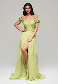 Abito verde chiaro senza spalle con dettagli floreali, corpino plissettato, gonna fluida e spacco alto sulla coscia, realizzato in tessuto morbido.