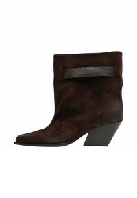 Stivale alla caviglia in suede marrone con punta affusolata, una fascia in pelle lucida testurizzata e un design con tacco chunky. Suola piatta per stabilità.