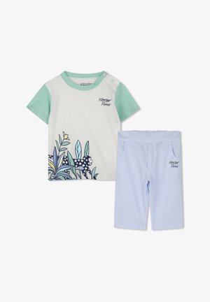 Chemise à manches courtes vert clair et blanche avec un graphique de singe et de plante ; pantalon rayé bleu avec une taille élastique et un détail de logo.