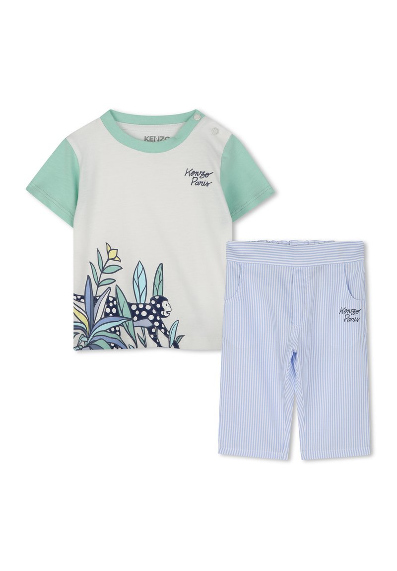 Chemise à manches courtes vert clair et blanche avec un graphique de singe et de plante ; pantalon rayé bleu avec une taille élastique et un détail de logo.