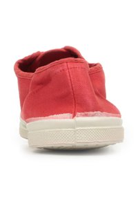 Scarpe slip-on in tela rossa con suole e punte in gomma bianche, caratterizzate da cuciture sottili e una superficie liscia.